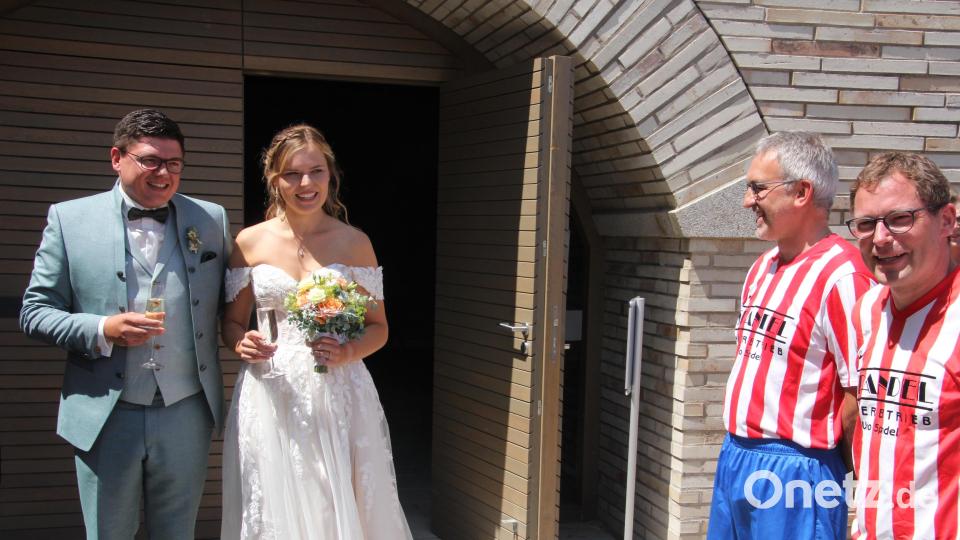 Sarah Schmeller und Joachim Pfeifer wurden nach der Trauung von den AH-Fußballern des ATSV Tirschenreuth im Ehrenspalier erwartet. Bild: kro