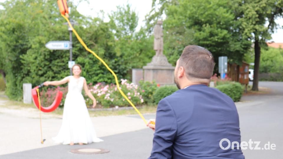 Mit einem Wurfsack musst zuerst Andreas Ott einen Ring treffen, den seine Braut Maren in den Händen hält. Bild: myd