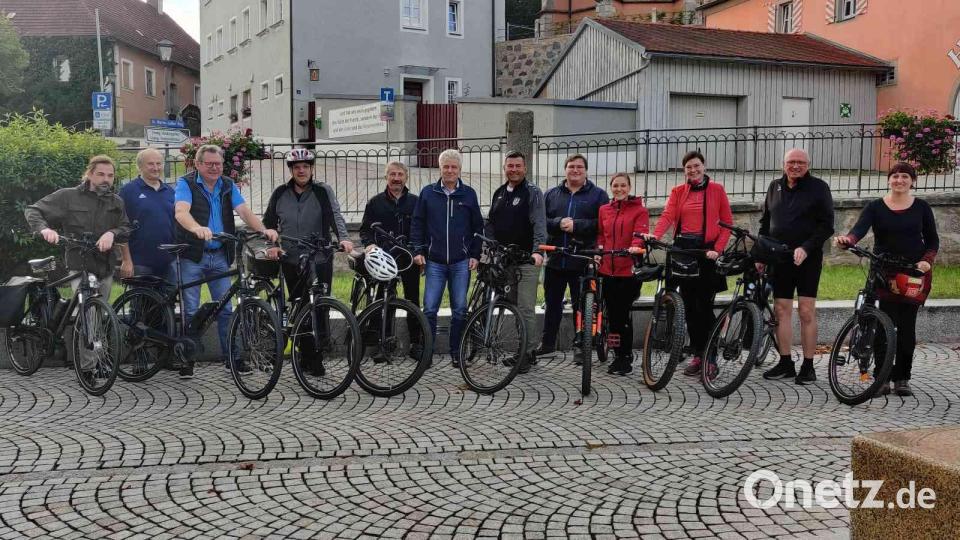 In Floss konnte Bürgermeister Robert Lindner (6.v.l.) als Vorsitzender der ILE Naturpark (v.l.) Markus Frank, Wolfgang Kaiser, Peter Frey, Andresa Wutzlhofer, Georg Würfl, Rainer Rewitzer, Christian Karl, Kerstin Scheibl, Jasmin Kasecker, Ewald Zetzl und Franziska Hugnagel begrüßen. Bild: gz