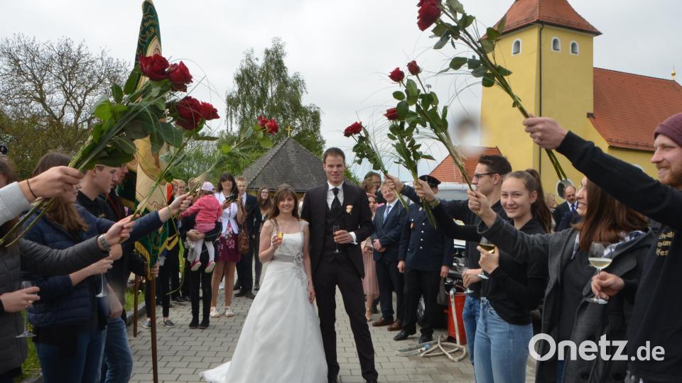 Die Hochzeit des Ehepaars Ramona Wildenauer und Tobias Scharl erregte in Oberlind viel Aufsehen. Katholischer Burschenverein Altenstadt, Katholische Landjugend, Freiwillige Feuerwehr, Arbeitskollegen und viele Verwandte und Freunde säumten den Weg nach der Trauung. Erstere leisteten sogar wichtige Freundschaftsarbeit beim Kennenlernen des Paars. Bild: dob