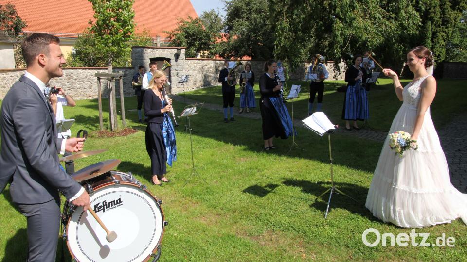 Braut Julia dirigierte, und Bräutigam Martin Gretsch versuchte sich an der Trommel. Bild: kro