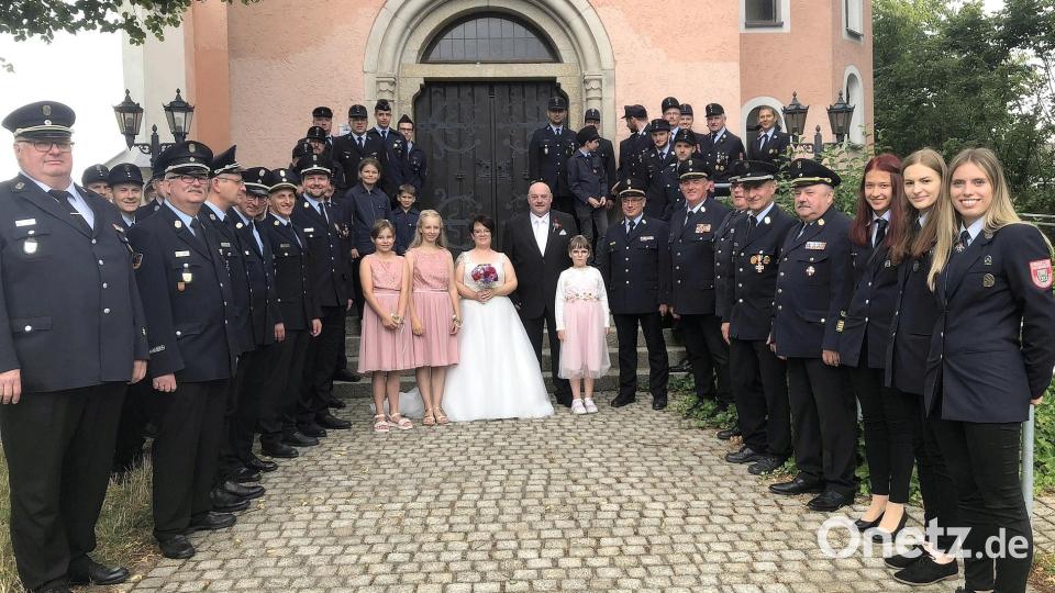 Begleitet wurde das Ehepaar Melanie und Harald Würner von den Brautmädchen Ina (rechts) sowie Sophia und Leonie (von links). Nach dem Gottesdienst in der Mitterteicher Christuskirche gratulierten die Kameradinnen und Kameraden der Feuerwehr Tirschenreuth sowie die Führungsdienstgrade des Kreisfeuerwehrverbandes. Bild: wro