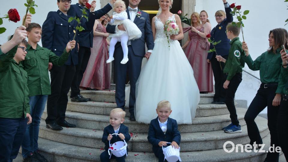 Den kirchlichen Bund der Ehe schlossen am Samstag Franziska Betzl und Alexander Fachtan, hier im Bild beim Verlassen der Kirche mit der gemeinsamen Tochter Ida und den Brautkinder Ben und Noah. Bild: jr