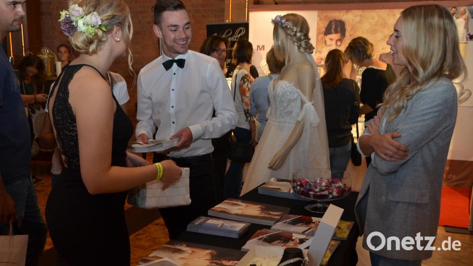 Bei der ersten Hochzeitsmesse in der Stadthalle präsentierten sich 26 Aussteller und gaben Tipps und lieferten Vorschläge für den Hochzeitstag. Bild: dob