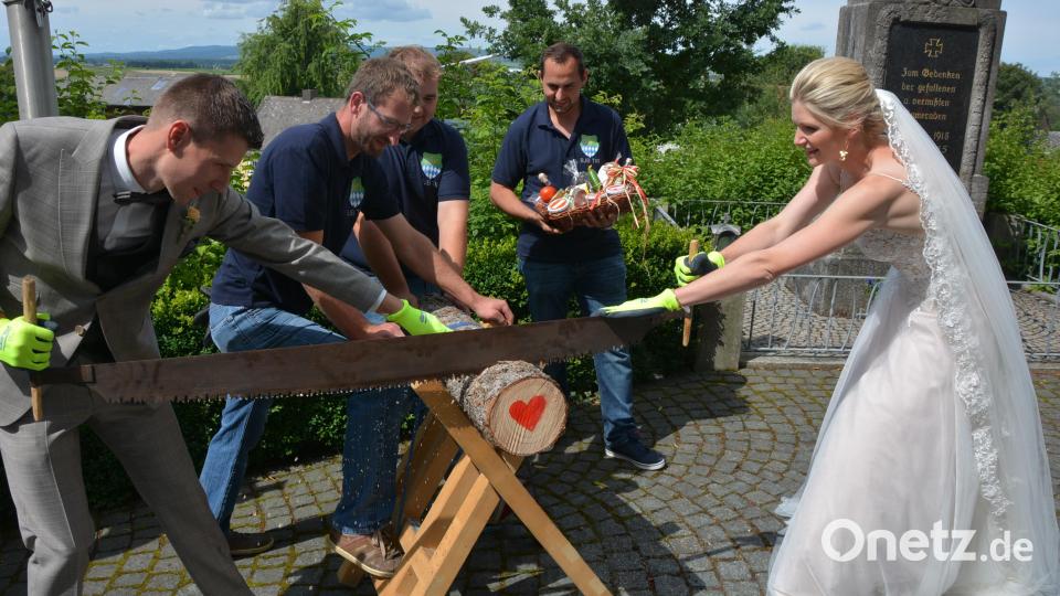 Katharina und Johannes Zintl mussten einen Holzstamm durchsägen, den die Jungbauernschaft für das Ehepaar präpariert hatte. Mit dem stumpfen Werkzeug war das gar nicht so einfach. Bild: jr
