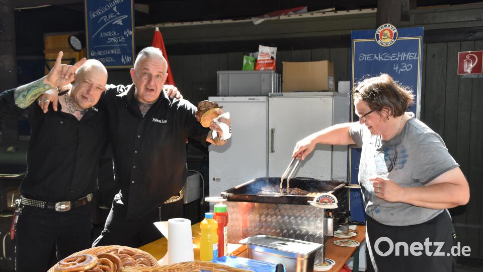 Während die einen arbeiten müssen, feiern die anderen. Bei Möhrle im Stadtbad gibt es Steaks und Bratwürste. Bild: hcz
