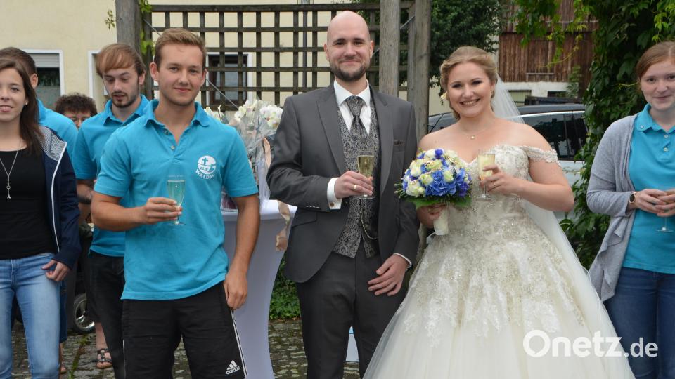 Eine Traumhochzeit feierten Thomas und Katharina Meyer. Pfarrer Albert Hölzl traute das Paar. Viele Verwandte und Freunde begleiteten das Paar in den siebten Ehehimmel. Bild: dob