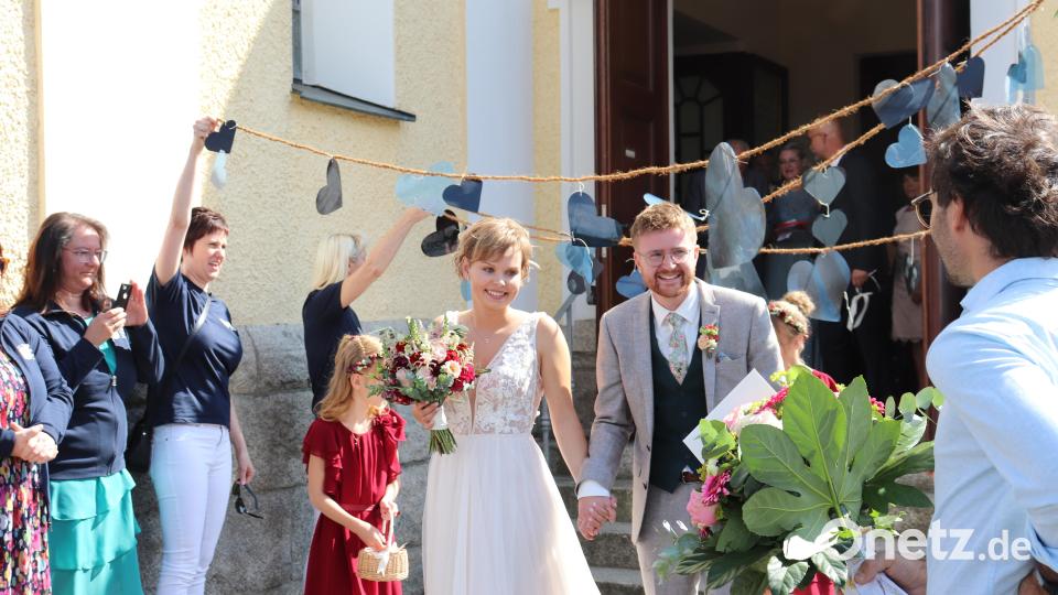 Viele Freunde, Arbeitskollegen und Vereinsvertreter bildeten ein Spalier für Luisa und Philip Böckl. Bild: flt
