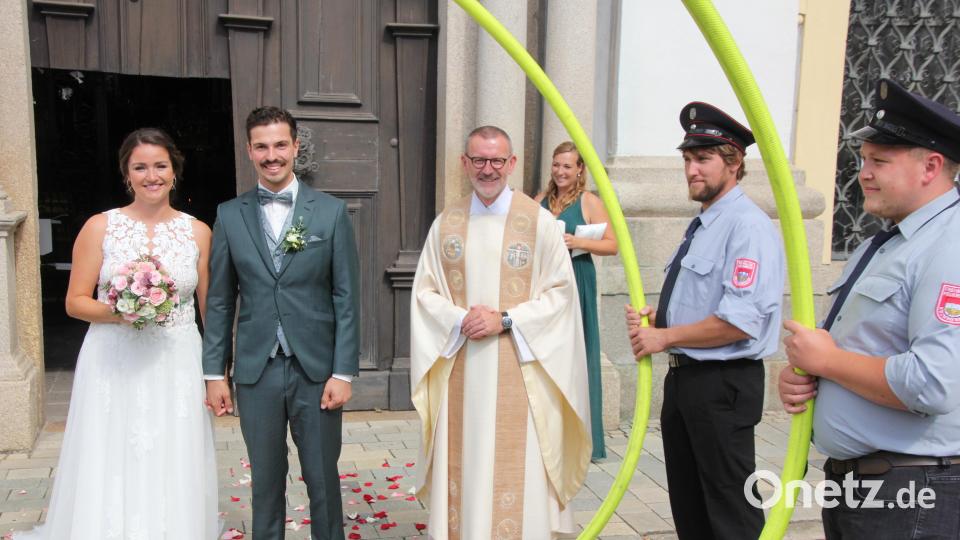 In der Basilika gaben sich Franziska Schmid und Simon Heinzl das Jawort vor Stadtpfarrer Dr. Thomas Vogl. Die Feuerwehr Krummennaab erwartete das Paar mit einem Ehrenspalier. Bild: kro
