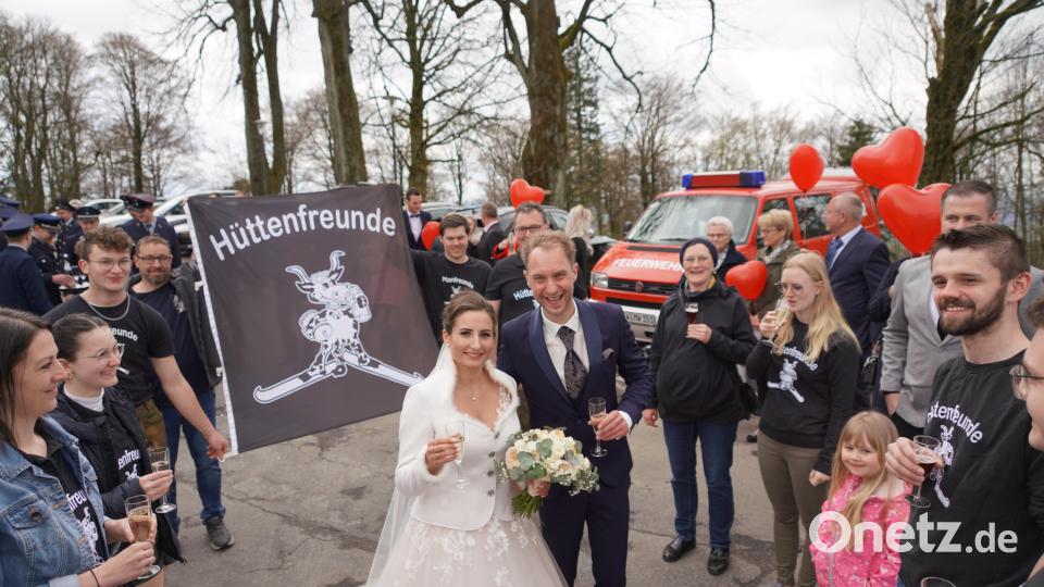 Hüttenfreunde und Feuerwehren gratulieren Vanessa Sauer und Michael Müller. Bild: fvo