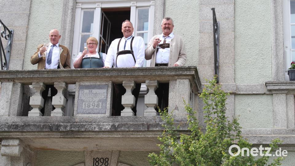 Das Paar stößt nach der Trauung auf dem Balkon des Rathauses mit Sekt an. Bild: Susanne Forster