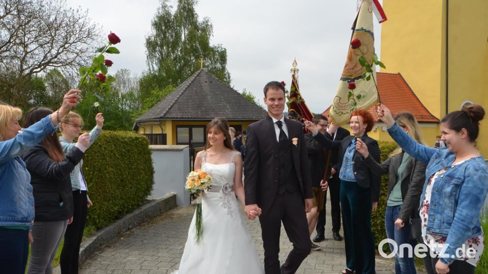 Die Hochzeit des Ehepaars Ramona Wildenauer und Christian Scharl erregte in Oberlind viel Aufsehen. Katholischer Burschenverein Altenstadt, Katholische Landjugend, Freiwillige Feuerwehr, Arbeitskollegen und viele Verwandte und Freunde säumten den Weg nach der Trauung. Erstere leisteten sogar wichtige Freundschaftsarbeit beim Kennenlernen des Paars. Bild: dob