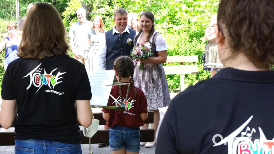 Die Bunten Töne überbrachten musikalische Glückswünsche. Bild: bkr