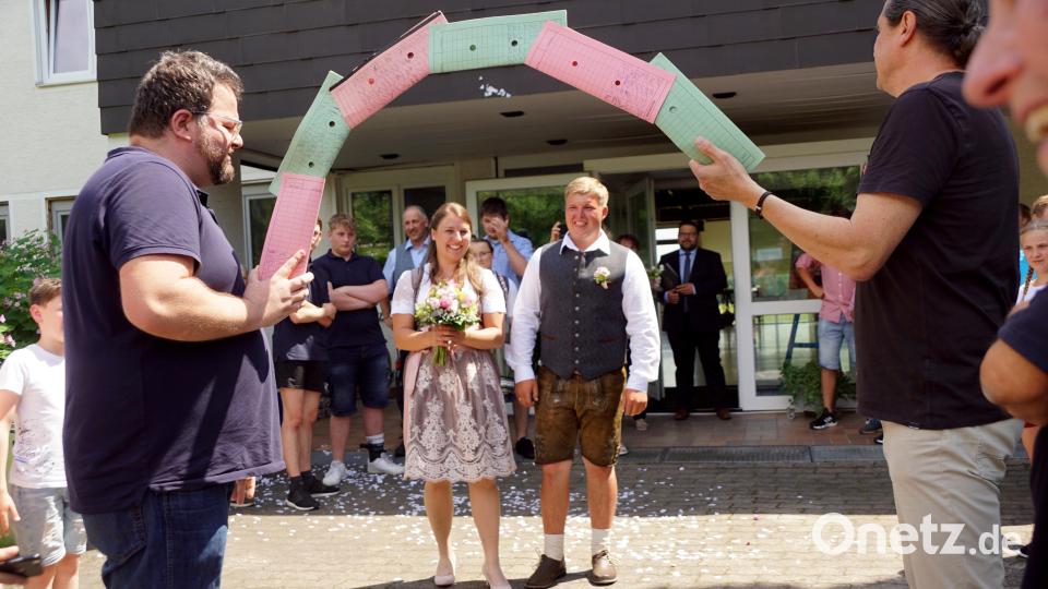 Annemarie Zaus und Thomas Brunner mussten einen Glücksbogen aus zusammengehefteten Umlaufmappen durchschreiten. Bild: bkr
