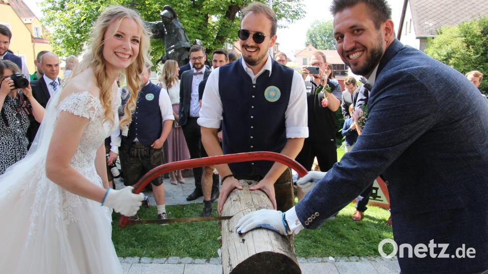 Der Burschenverein Pechbrunn lud das Brautpaar zum Holzsägen ein. Bild: kro