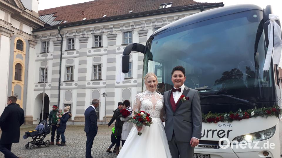 Selina Fuhrmann und Dominik Schnurrer haben am Samstag in Waldsassen in der Basilika geheiratet. Als Hochzeitsauto diente der Reisebus des Betriebs der Familie des Bräutigams: Er saß auch am Steuer, die Braut auf dem Beifahrersitz. Bild: pz