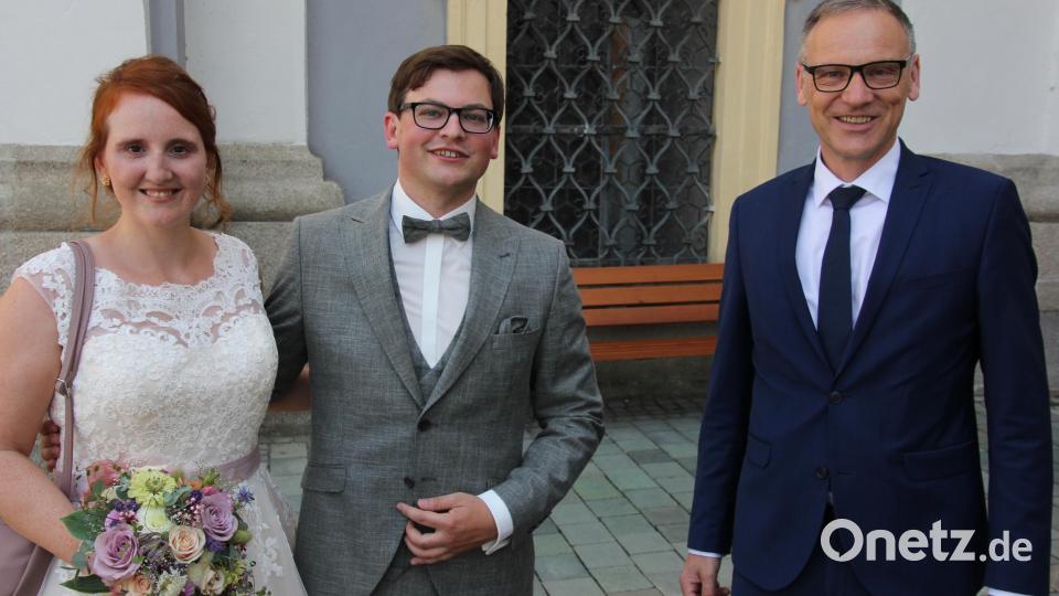 Bürgermeister Bernd Sommer traute Christina Baumer und Christian Malzer im Waldsassener Standesamt. Bild: kro