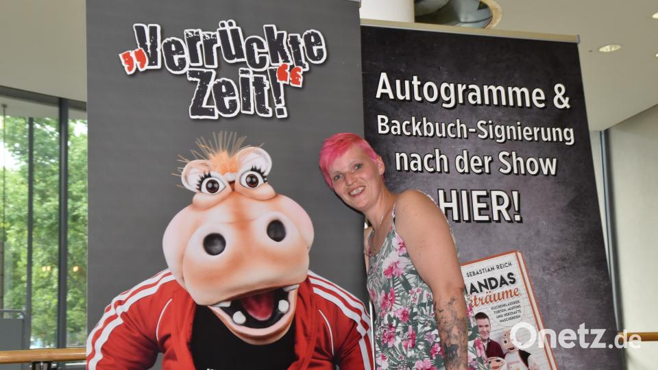 Eines der vielen Events an dem heißen Wochenende war der Auftritt von Amanda und Sebastian Reich in der Max-Reger-Halle. Hier ein sommerlich gekleideter Fan. Bild: hcz