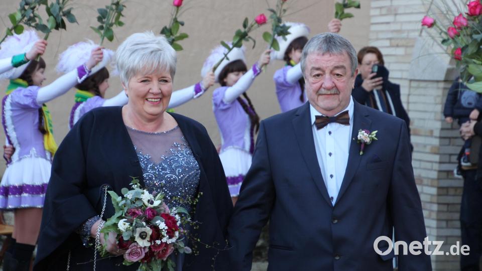 Iris und Markus Holländer wurden mit Rosen empfangen. Bild: kro
