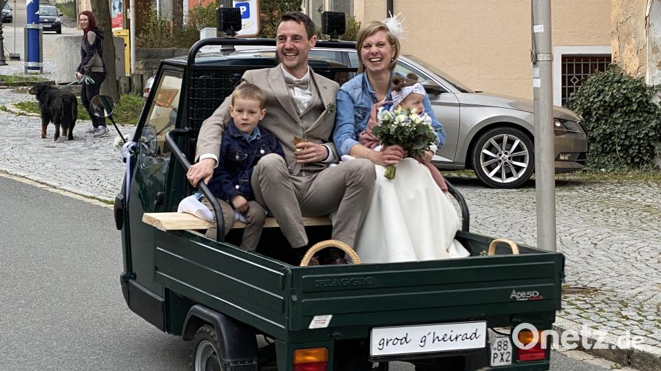 Stefan und Katharina Schenkelberger mit ihren Kindern Lukas und Luise auf dem Weg zur Hochzeitsfeier Bild: Josef Glas