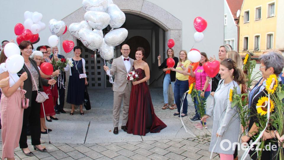Arbeitskolleginnen und Kollegen, Bekannte und Verwandte ließen nach der standesamtlichen Trauung der beiden Neustädter Maximilian und Marina Michler vor dem Rathaus bunte Luftballons steigen. Bild: prh