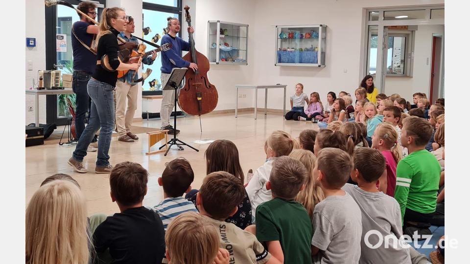 Auch Instrumente, die nur noch selten zu hören sind, hatten die Musiker dabei. Bild: gri