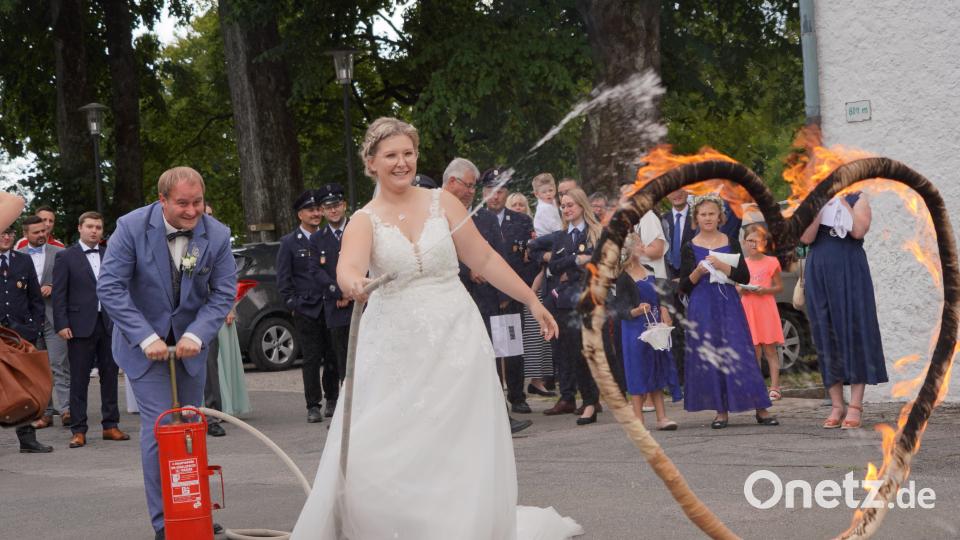 Ein perfektes Löschteam. Bravourös meistern Celine und Christian Schön nach der Trauung die von ihren Feuerwehrfreunden gestellte Löschaufgabe. Bild: fvo