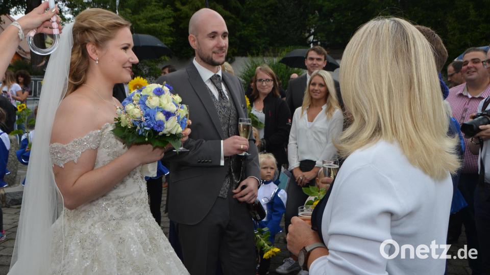 Eine Traumhochzeit feierten Thomas und Katharina Meyer. Pfarrer Albert Hölzl traute das Paar. Viele Verwandte und Freunde begleiteten das Paar in den siebten Ehehimmel. Bild: dob