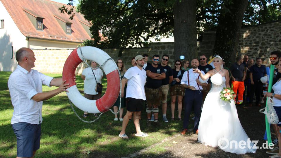 Mit Wasserbomben mussten Stefan und Sophia Danhauser durch einen Rettungsreifen treffen. Bild: sne