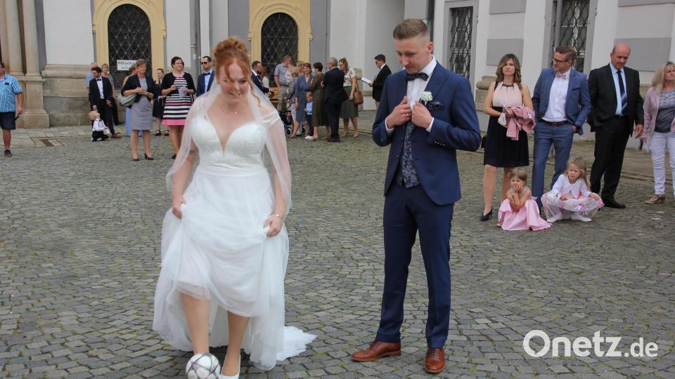 Das Jawort haben sich am Samstag in der Basilika Waldsassen Carina und Thorsten Gröger. Der aktive Fußballer und seine Frau wurden nach der Trauung zum Torwandschießen aufgefordert. Bild: kro