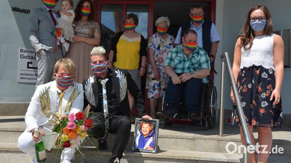 Standesamtsleiterin Luisa Kamm (rechts) hielt die Trauung. Sie fand persönliche und berührende Worte bei der Trauungszeremonie für die künftigen Eheleute Andy Neumaier (links hockend) und seinem Partner Heiko Langas. Im Hintergrund die engste Familie von Andy Neumaier, die bei der intimen Zeremonie mit dabei waren. Bild: jr