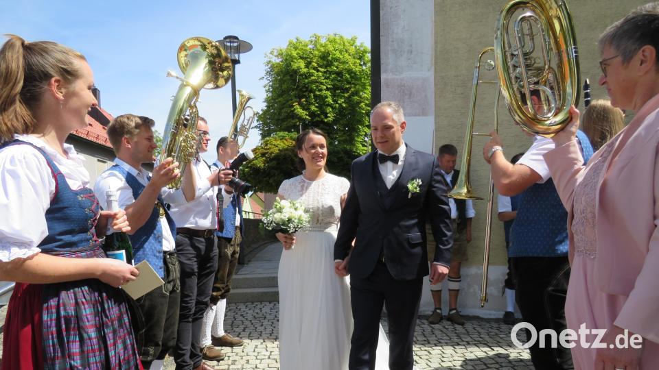 Die Jugendblaskapelle empfängt Julia und Sebastian nach der Trauung. Bild: adj