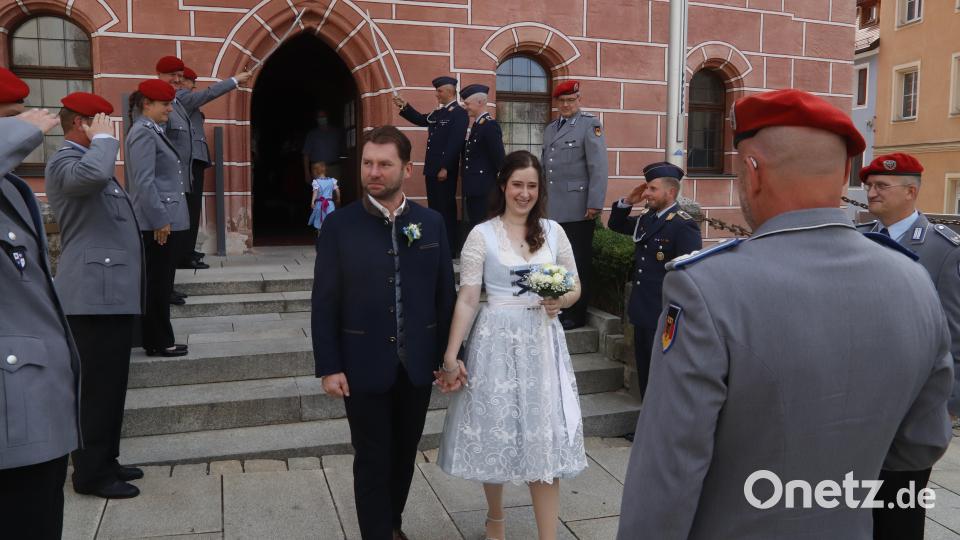 Das Logistik-Bataillon 472 erwartet Christine und Alexander Lotter nach dem Jawort im Rathaus. Bild: mfh