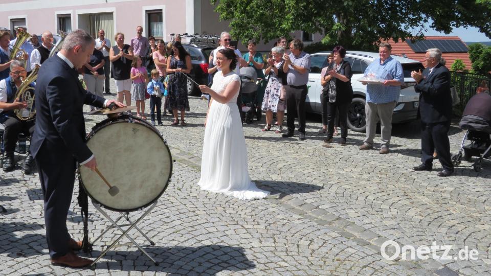 Julia gibt den Takt an, Bräutigam Benjamin schlägt die große Trommel. Bild: adj