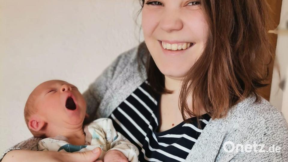 Anne Vogl ist Mama geworden und freut sich. Und der kleine Henrik ist schon mal ordentlich müde. Bild: upl