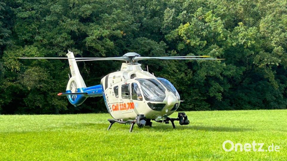 Ein Großaufgebot an Einsatzkräften sucht nach einer bei Amberg vermissten Frau. Bild: ama