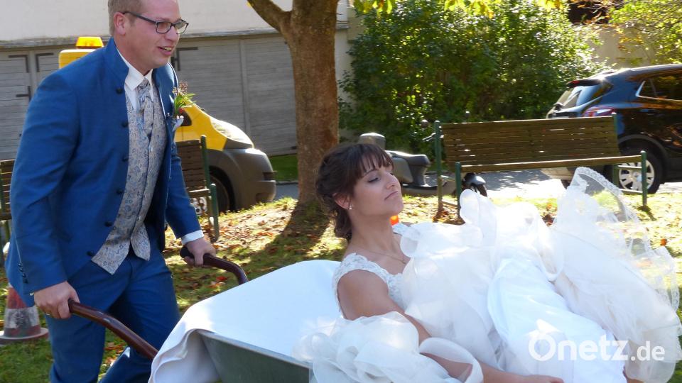 Statt Schotter oder Steinen schob der Bräutigam seine Braut mit der Schubkarre. Bild: hme