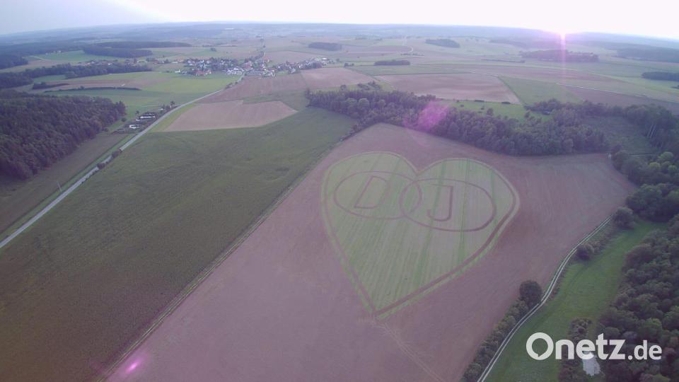 Für einen Heiratsantrag ist auf einem Feld bei Thanheim (Kreis Amberg-Sulzbach) ein riesiges Herz entstanden. Bild: Privat