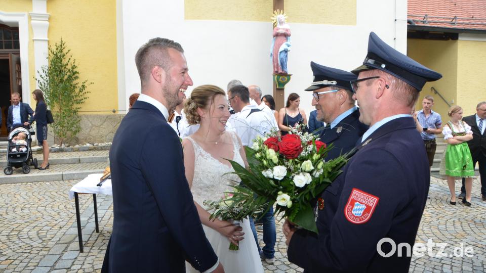 Natürlich war auch die Freiwillige Feuerwehr aus Roggenstein vor Ort, um dem Brautpaar die besten Wünsche mit auf dem gemeinsamen Weg zu geben. Bild: dob