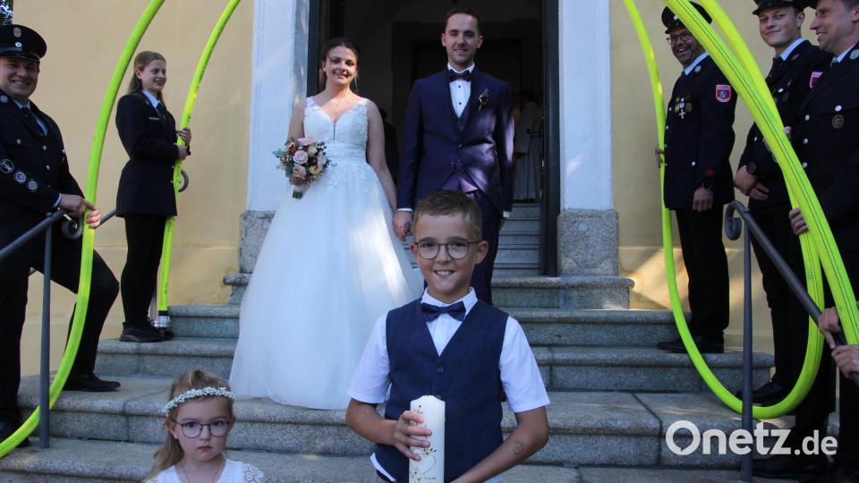 Verena und David Riedl verlassen mit den Brautkindern Mila und Lennard die Griesbacher Pfarrkirche. Erwartet wurden sie von einem langen Ehrenspalier, gebildet von den Feuerwehren aus Griesbach und Tirschenreuth. Bild: kro