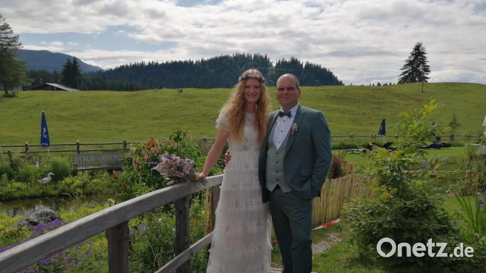 Madeleine Gräf und Armin Nold haben sich in den Chiemgauer Alpen das Jawort gegeben - und nach den Feierlichkeiten gleich einen kurzen Berg- und Wanderurlaub auf der Winklmoosalm angehängt. Bild: Nold/exb