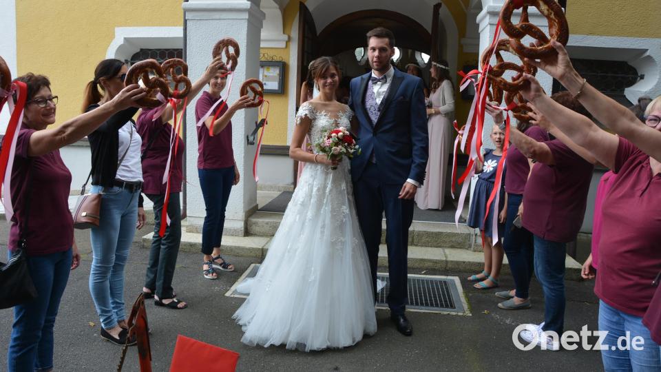 Ein Brezen-Spalier wartete nach der kirchlichen Trauung auf Tamara Andritzky und Marco Hollmann. Bild: jr