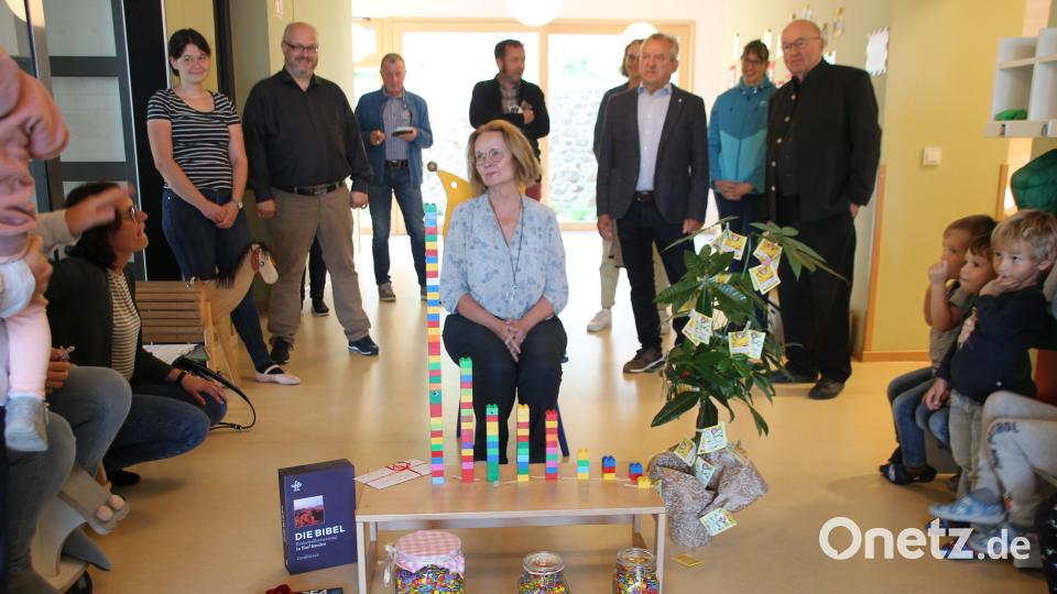 Marga Frey-Käsbauer (Mitte) ist seit 40 Jahren im Tännesberger Kindergarten. Bild: Josef Glas