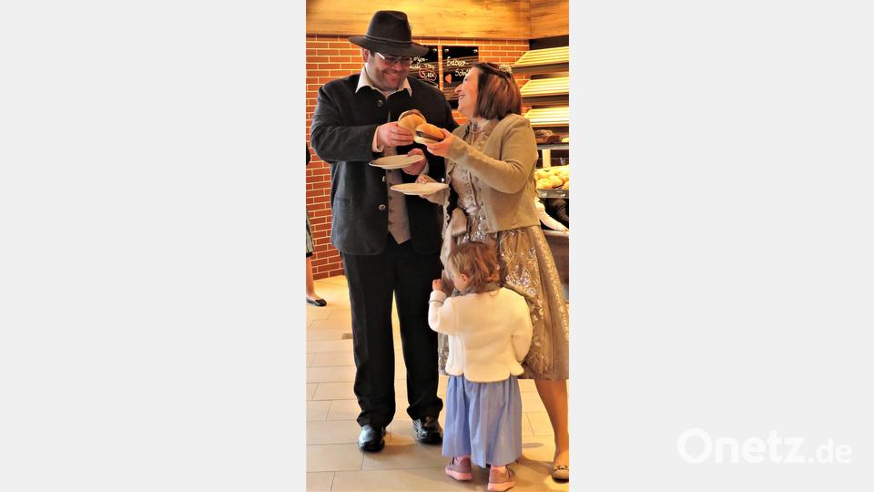Mahlzeit: Diese Leberkäsesemmeln schmecken besser als manches teure Hochzeitsmenü, isst man sie in glücklichen Momenten wie kurz nach der eigenen Hochzeit. Bild: ubb