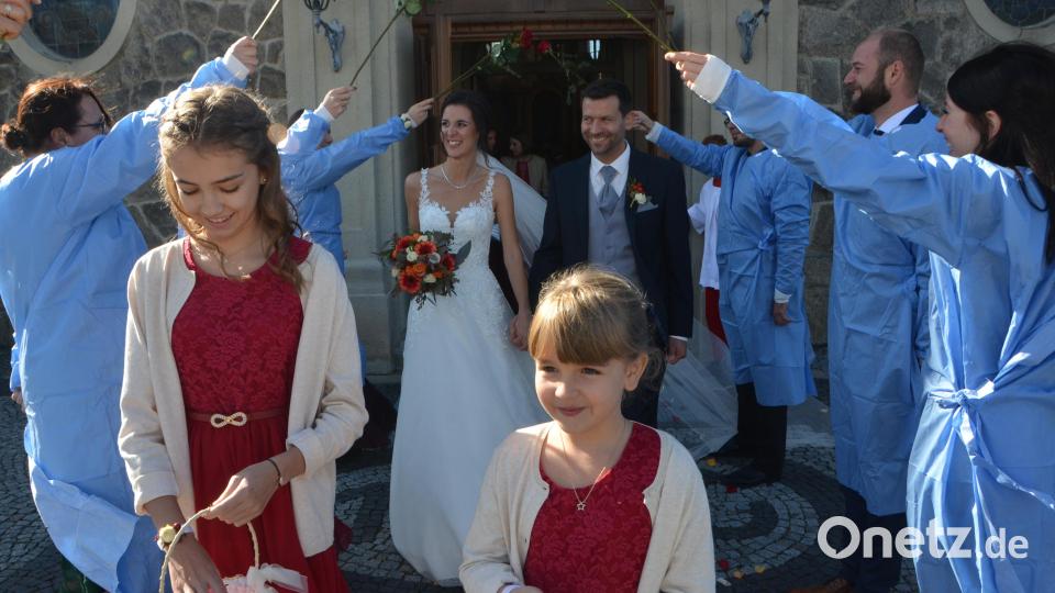 Nach der Trauung standen Arbeitskollegen des Brautpaars Sonja und Matthias Kaiser Spalier. Bild: dob