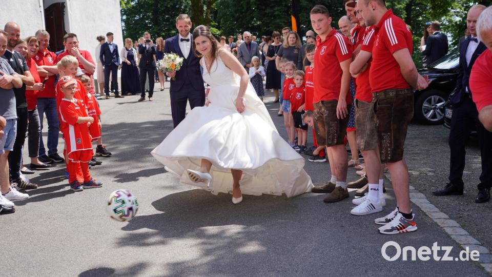 Die FSV - Fußballer testen nach der Trauung die Treffsicherheit des Brautpaares Bild: fvo