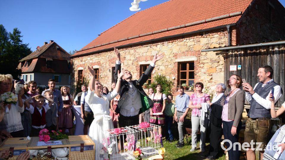 Markus und Michaela Vitzthum lassen weiße Tauben aufsteigen, die zu ihrem Schlag in Lennesrieth, auch zukünftiger Wohnort des Paarer, zurückfliegen. Bild: bey