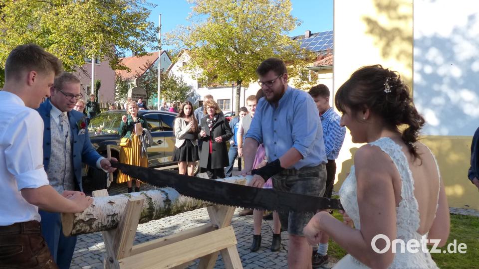 Auch an der Säge beweist das Paar Vertrautheit. Bild: hme