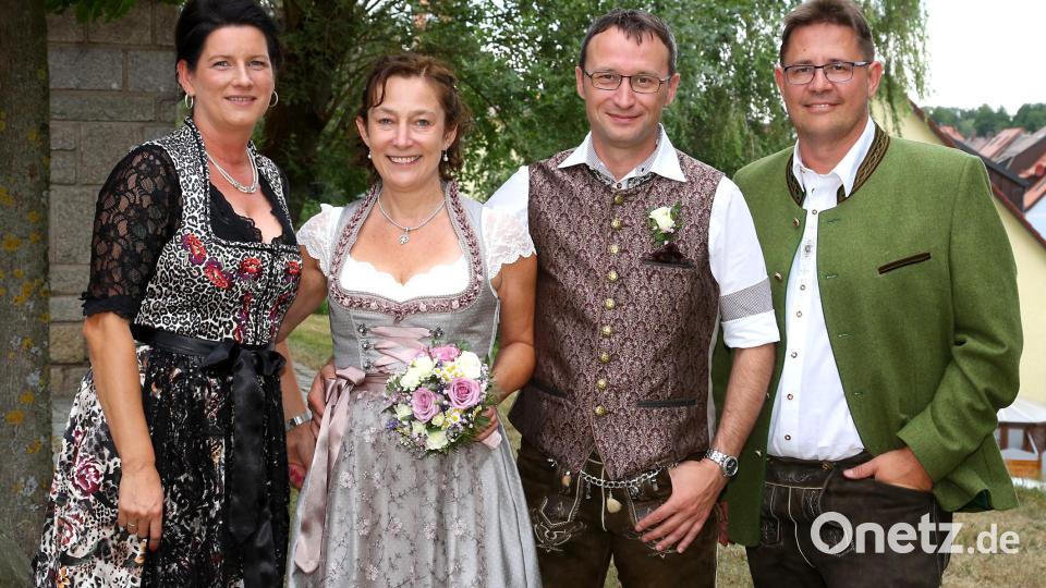 Das Brautpaar Petra und Horst Dilling mit ihren Trauzeugen Gisela und Oliver Mutterer Bild: mef