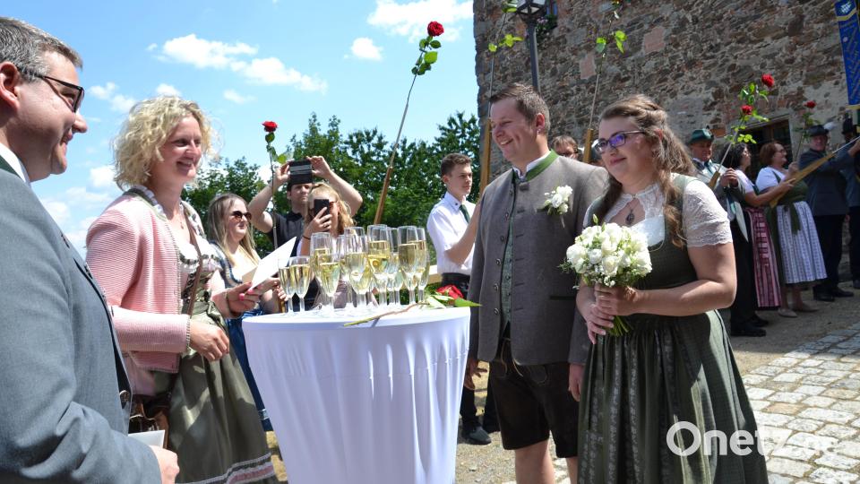 Stefanie Balk vom Schützenverein Gebhardsreuth und Dominik Brenner vom Sportschützen-Grenzgau Vohenstrauß gratulierten dem Brautpaar. Bild: gi